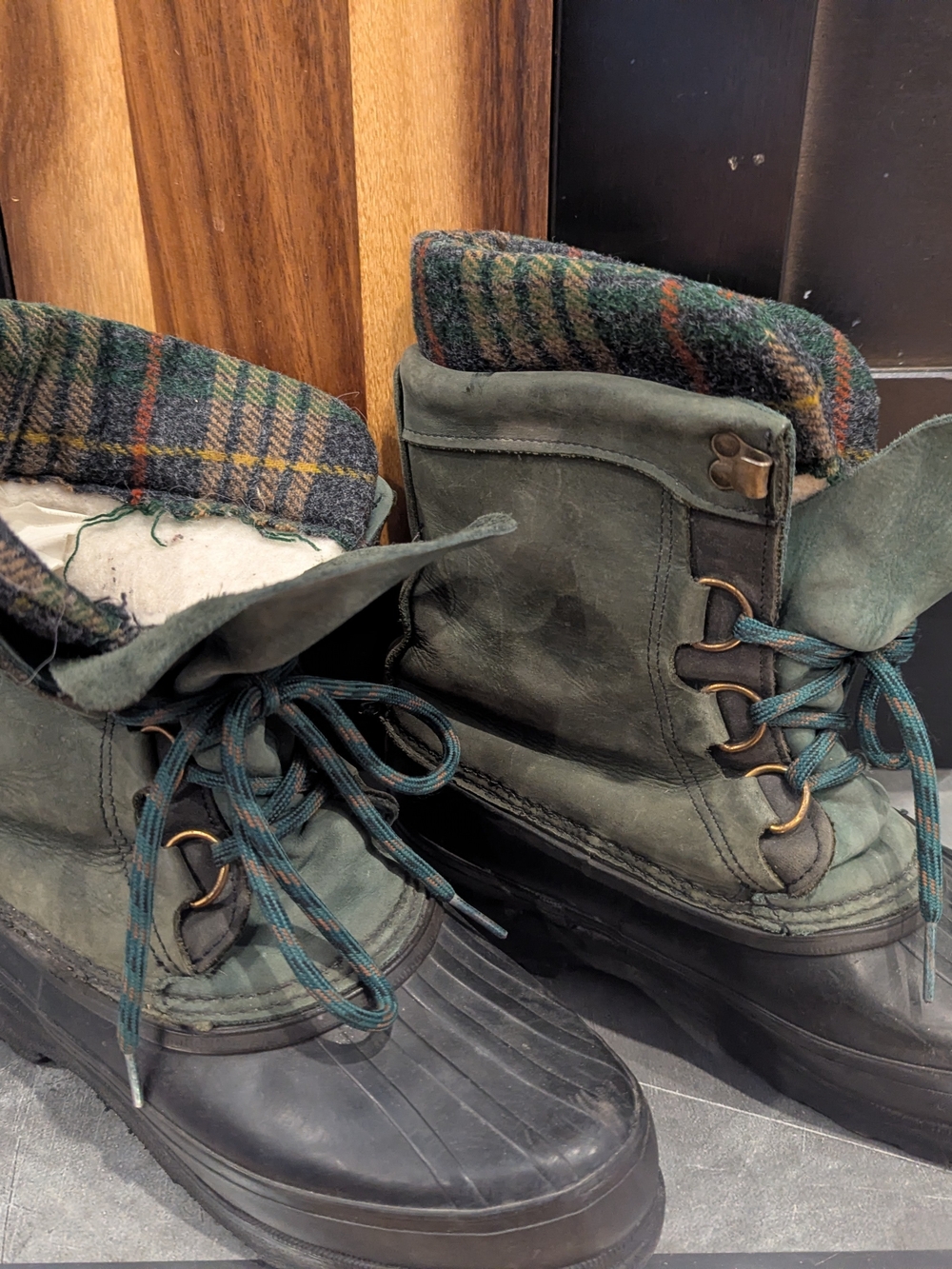 Sorel Winter Green and Black 7 Waterproof Lace-Up Women's Boots